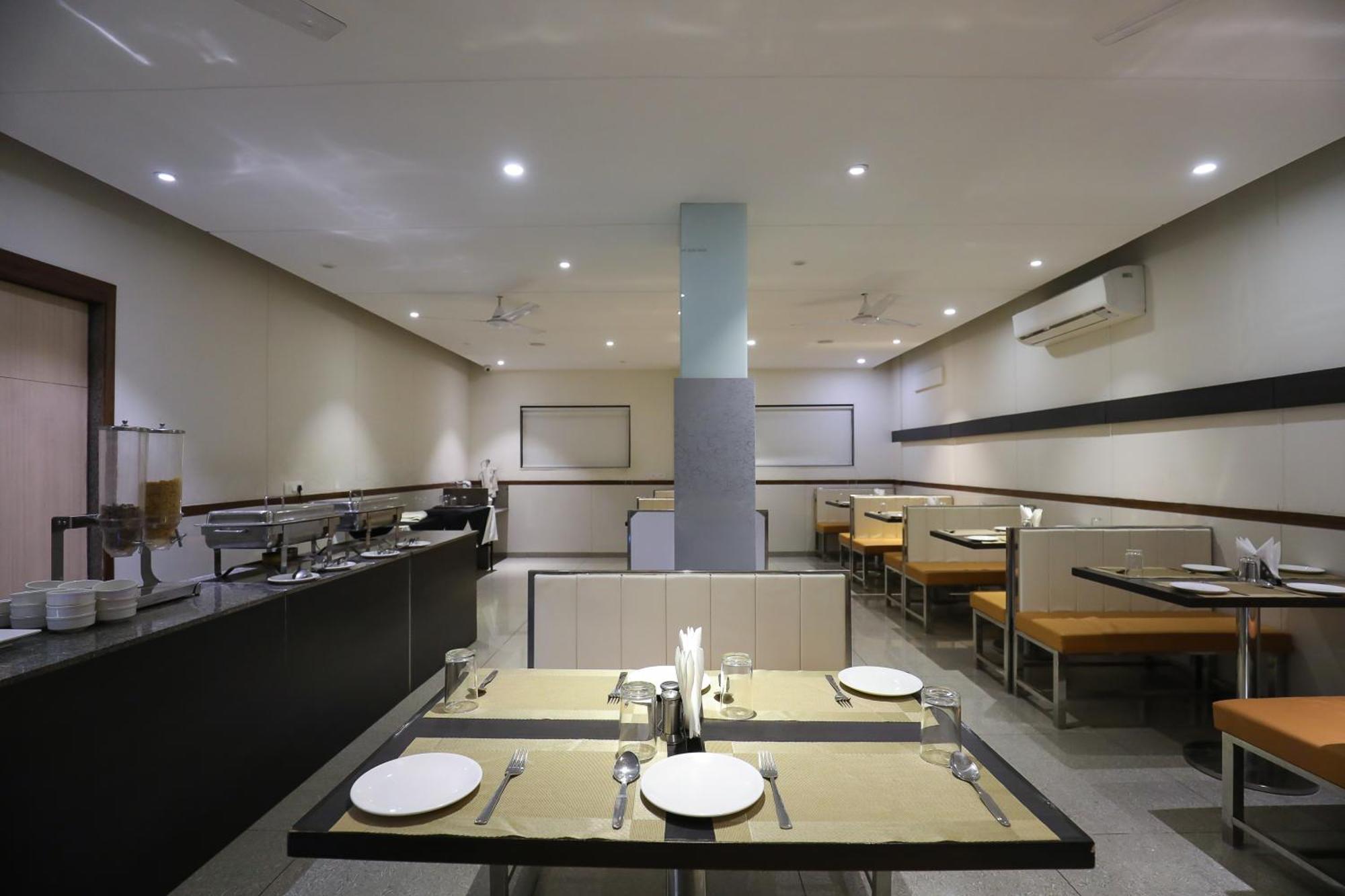 Hotel Ashray Inn Express Αχμπανταμπάντ Εξωτερικό φωτογραφία