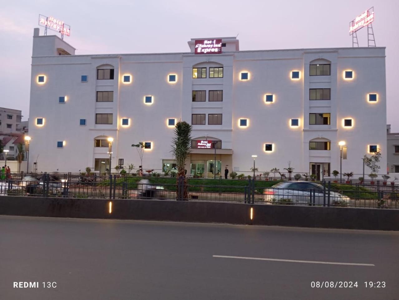 Hotel Ashray Inn Express Αχμπανταμπάντ Εξωτερικό φωτογραφία