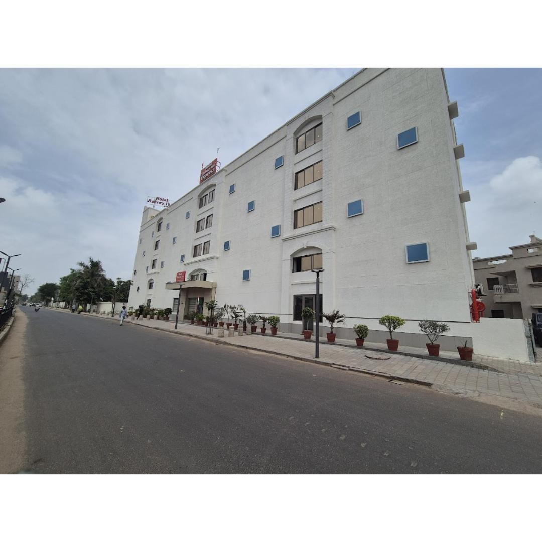 Hotel Ashray Inn Express Αχμπανταμπάντ Εξωτερικό φωτογραφία