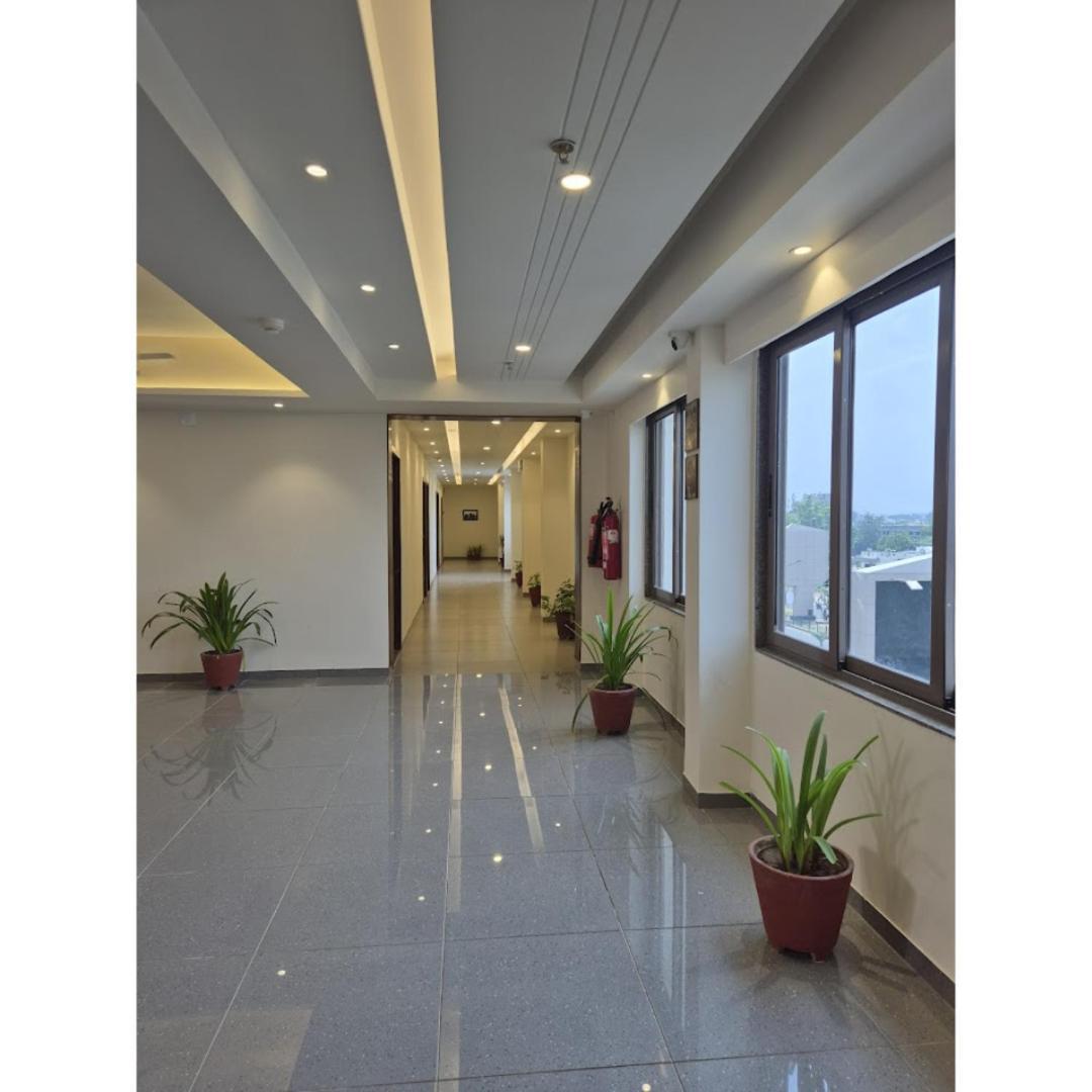 Hotel Ashray Inn Express Αχμπανταμπάντ Εξωτερικό φωτογραφία