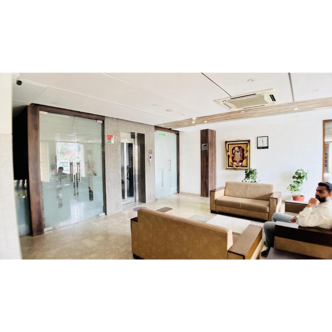 Hotel Ashray Inn Express Αχμπανταμπάντ Εξωτερικό φωτογραφία