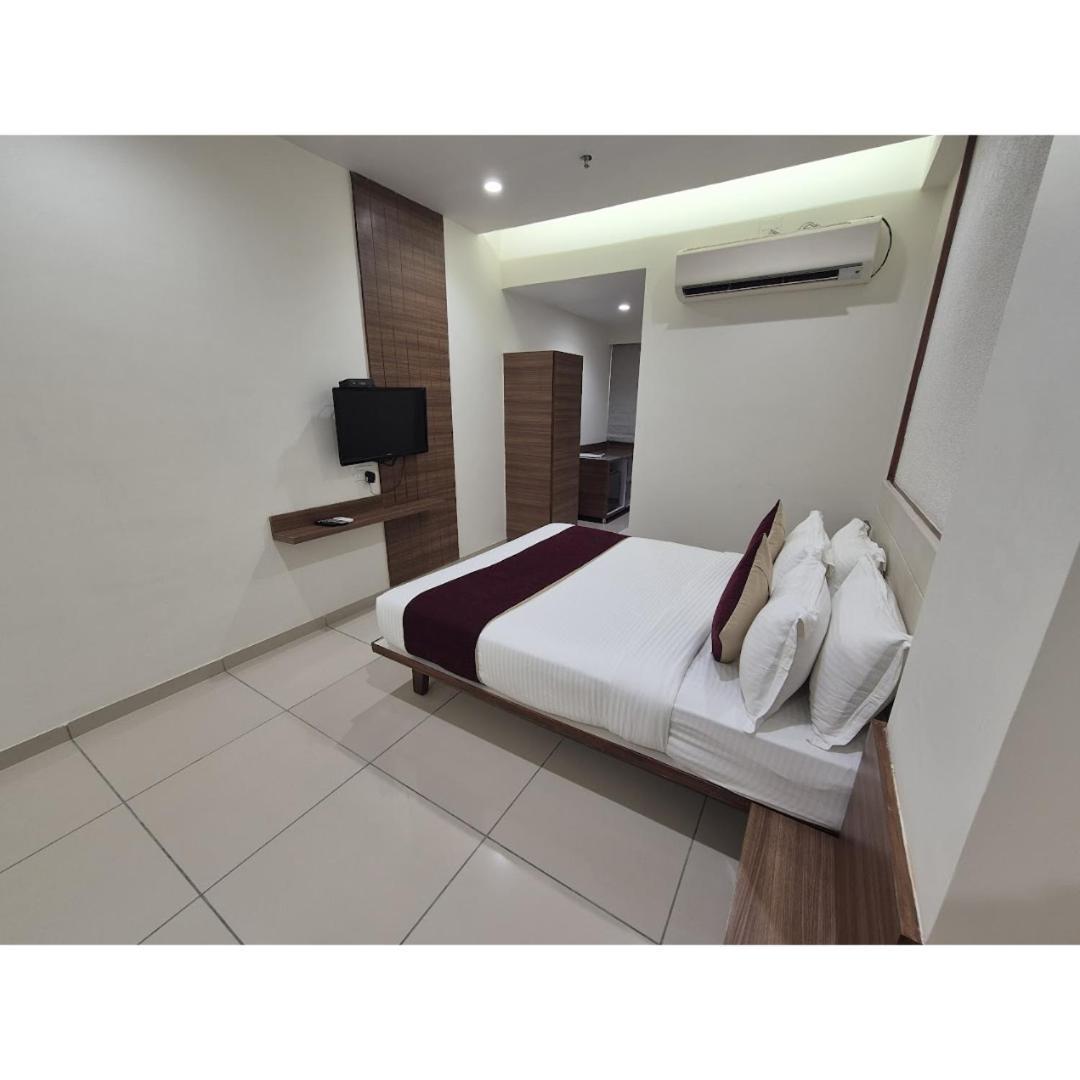 Hotel Ashray Inn Express Αχμπανταμπάντ Εξωτερικό φωτογραφία