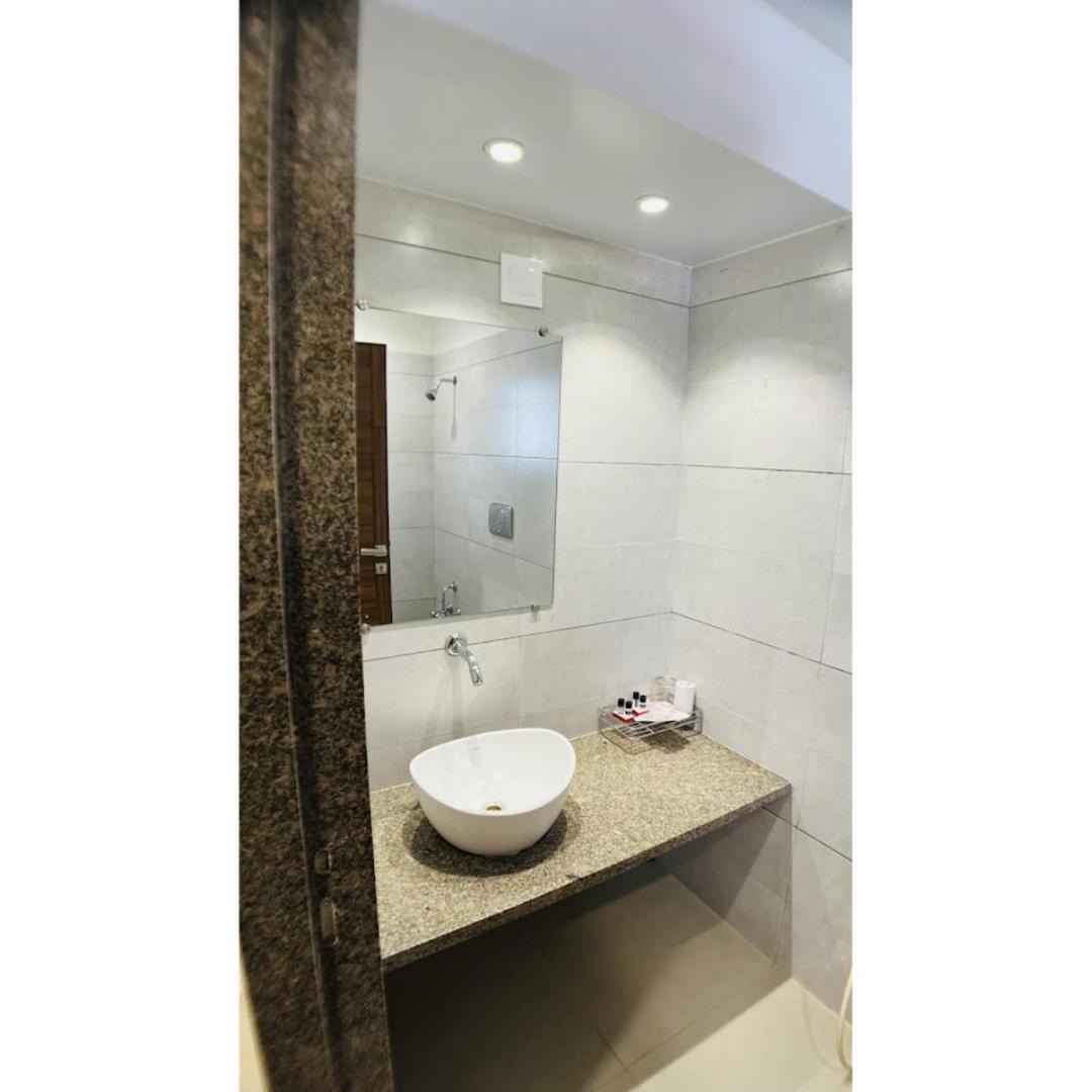 Hotel Ashray Inn Express Αχμπανταμπάντ Εξωτερικό φωτογραφία