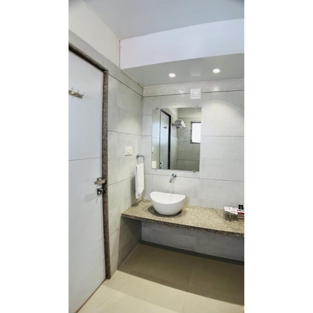 Hotel Ashray Inn Express Αχμπανταμπάντ Εξωτερικό φωτογραφία