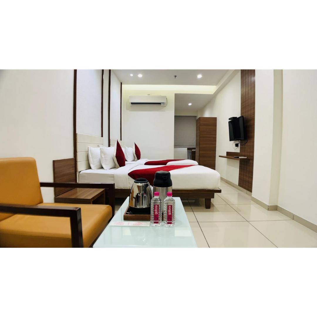 Hotel Ashray Inn Express Αχμπανταμπάντ Εξωτερικό φωτογραφία