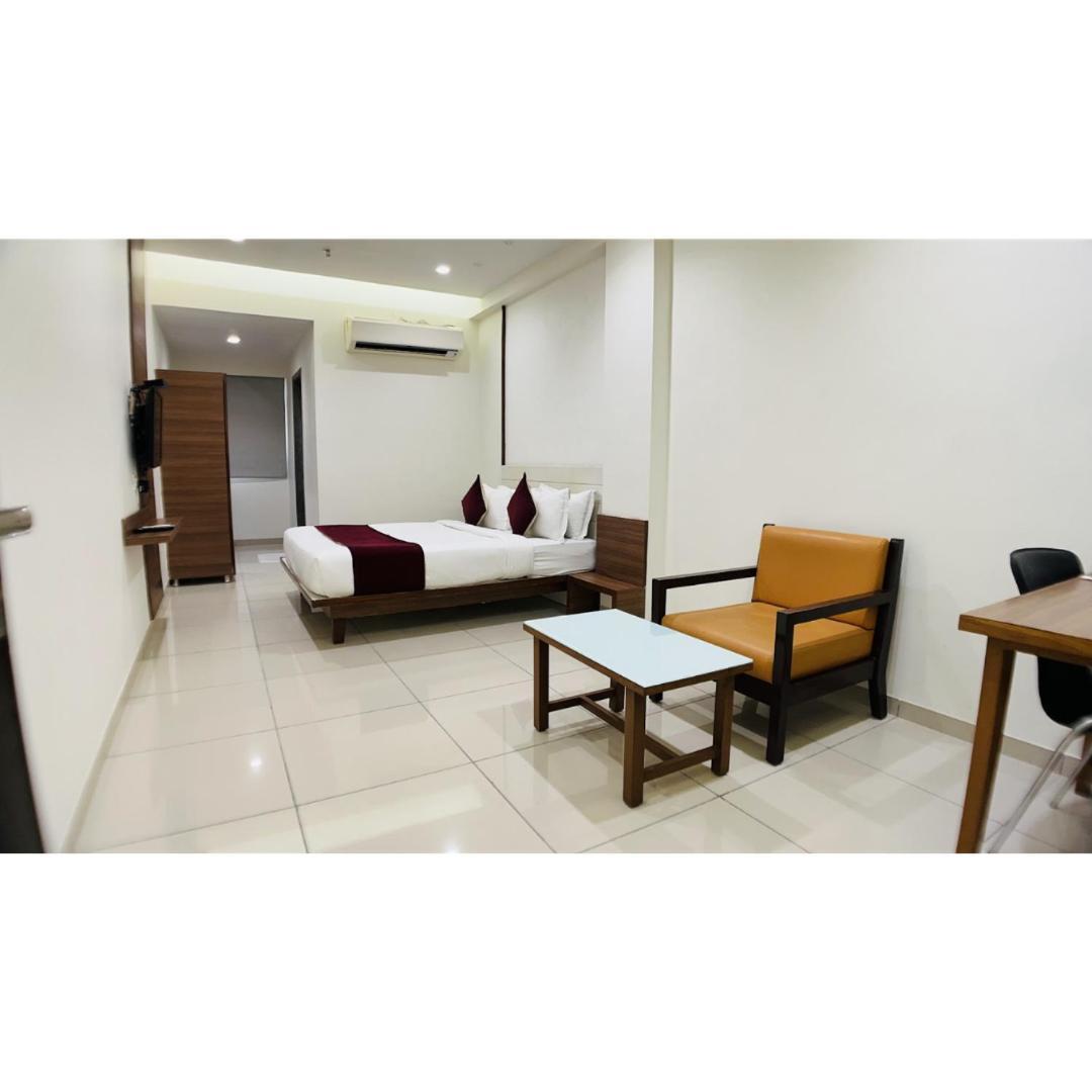 Hotel Ashray Inn Express Αχμπανταμπάντ Εξωτερικό φωτογραφία