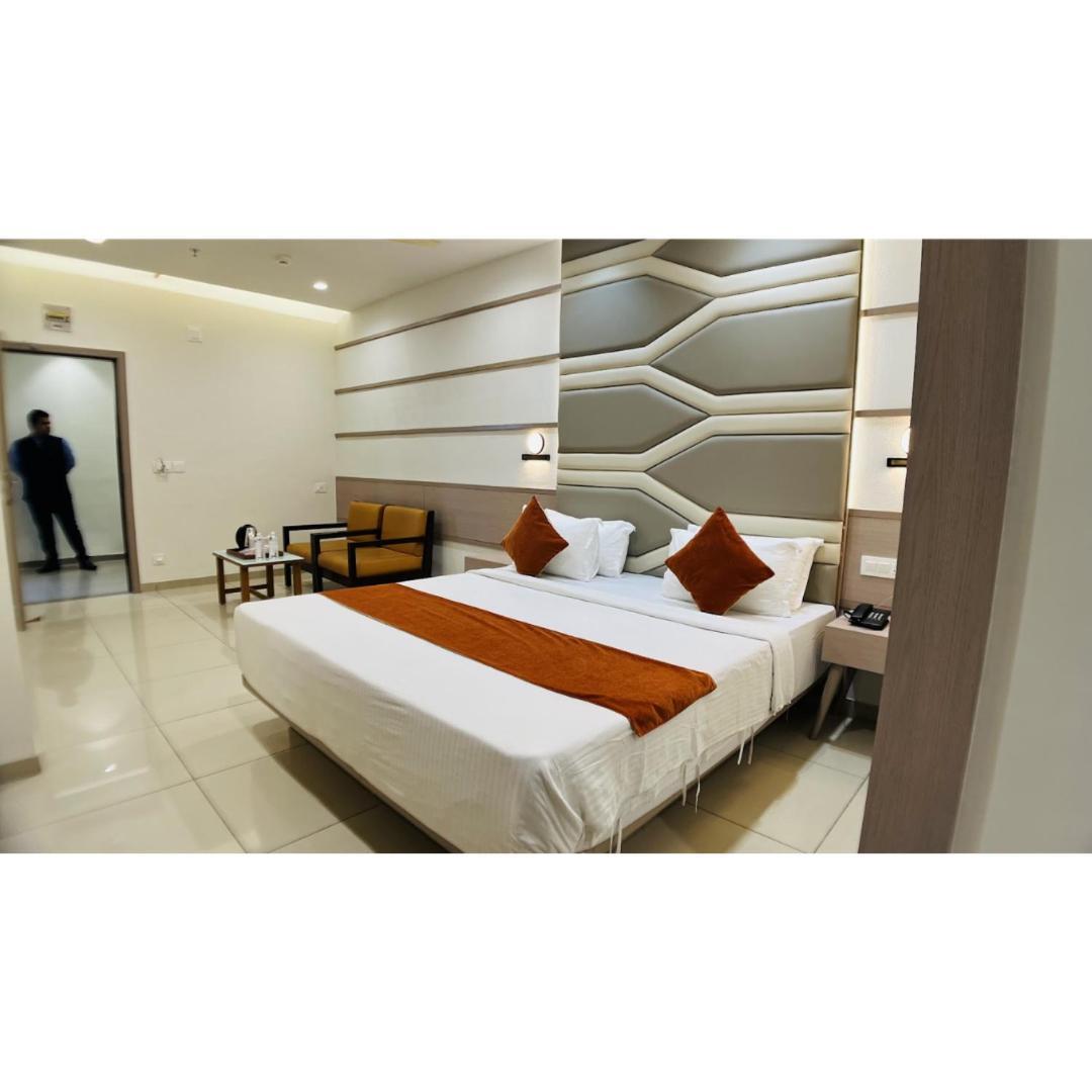 Hotel Ashray Inn Express Αχμπανταμπάντ Εξωτερικό φωτογραφία