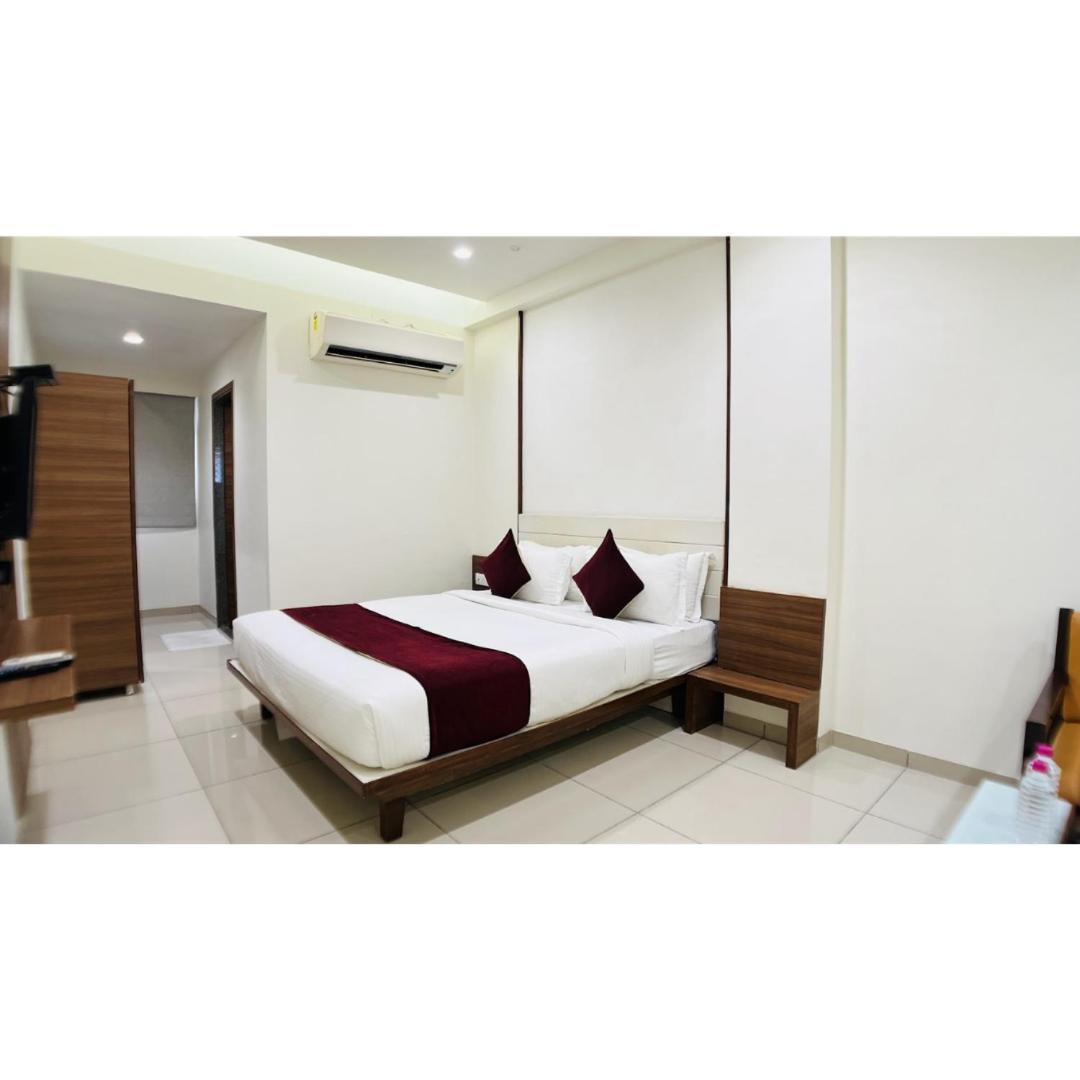 Hotel Ashray Inn Express Αχμπανταμπάντ Εξωτερικό φωτογραφία