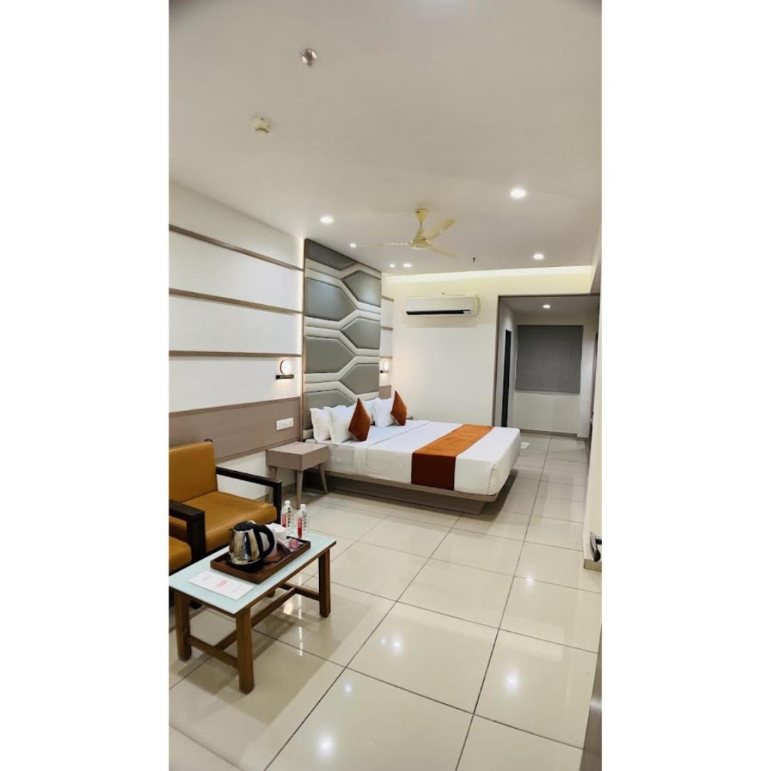 Hotel Ashray Inn Express Αχμπανταμπάντ Εξωτερικό φωτογραφία