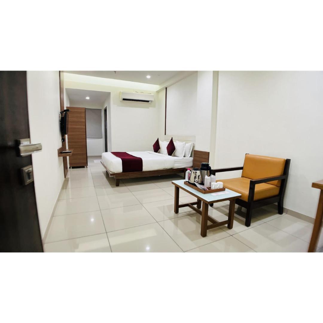 Hotel Ashray Inn Express Αχμπανταμπάντ Εξωτερικό φωτογραφία