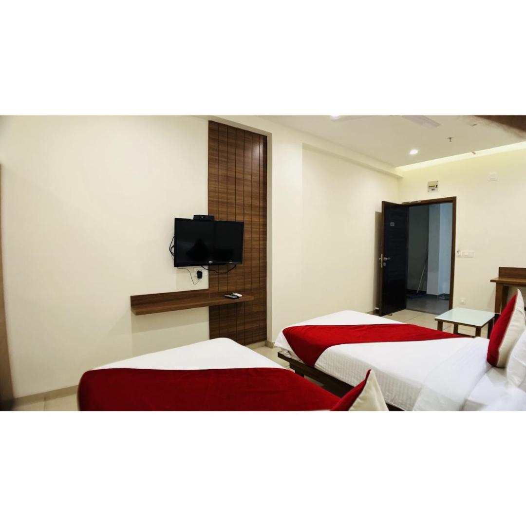 Hotel Ashray Inn Express Αχμπανταμπάντ Εξωτερικό φωτογραφία