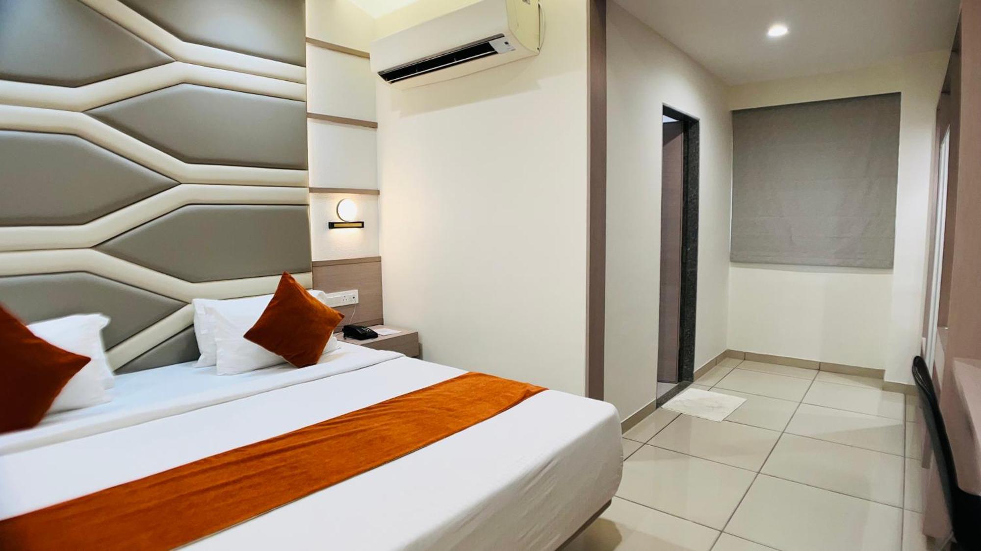 Hotel Ashray Inn Express Αχμπανταμπάντ Εξωτερικό φωτογραφία