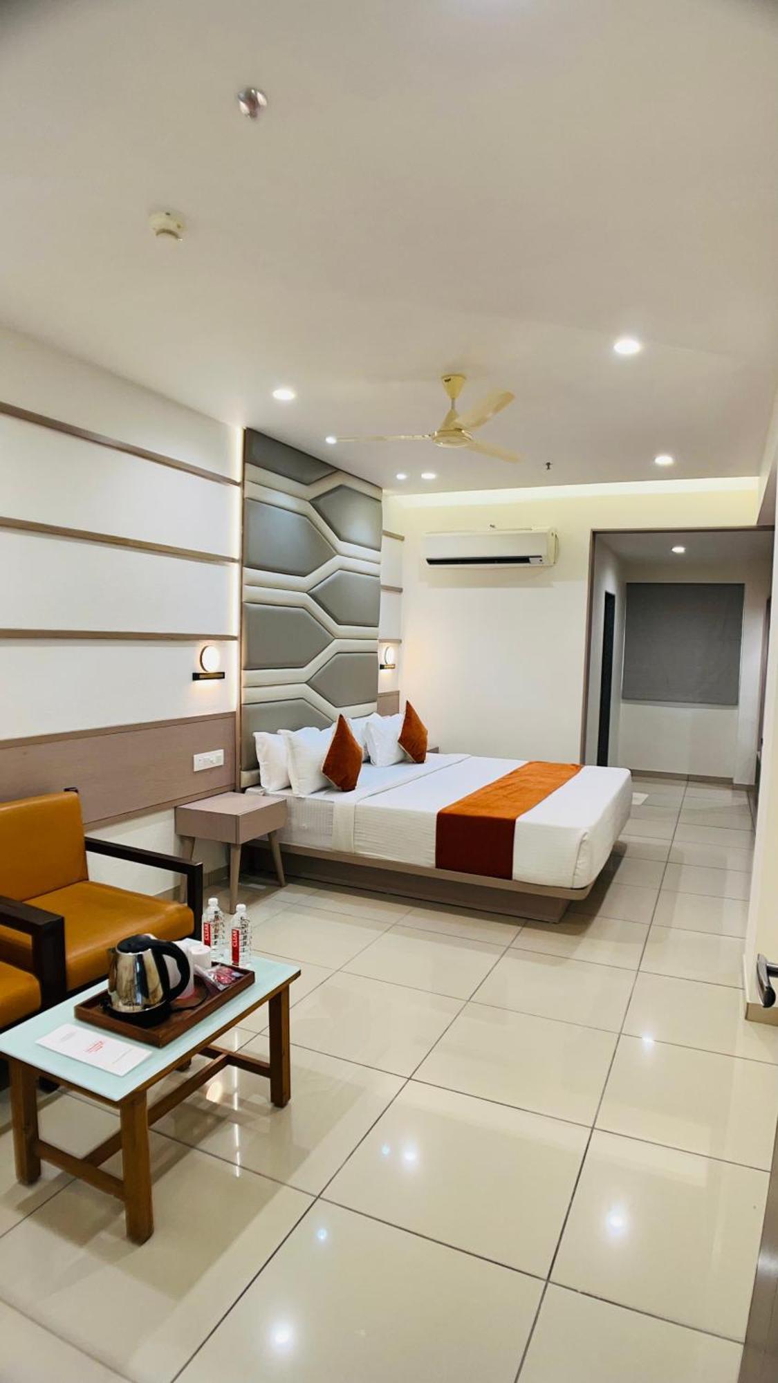 Hotel Ashray Inn Express Αχμπανταμπάντ Εξωτερικό φωτογραφία