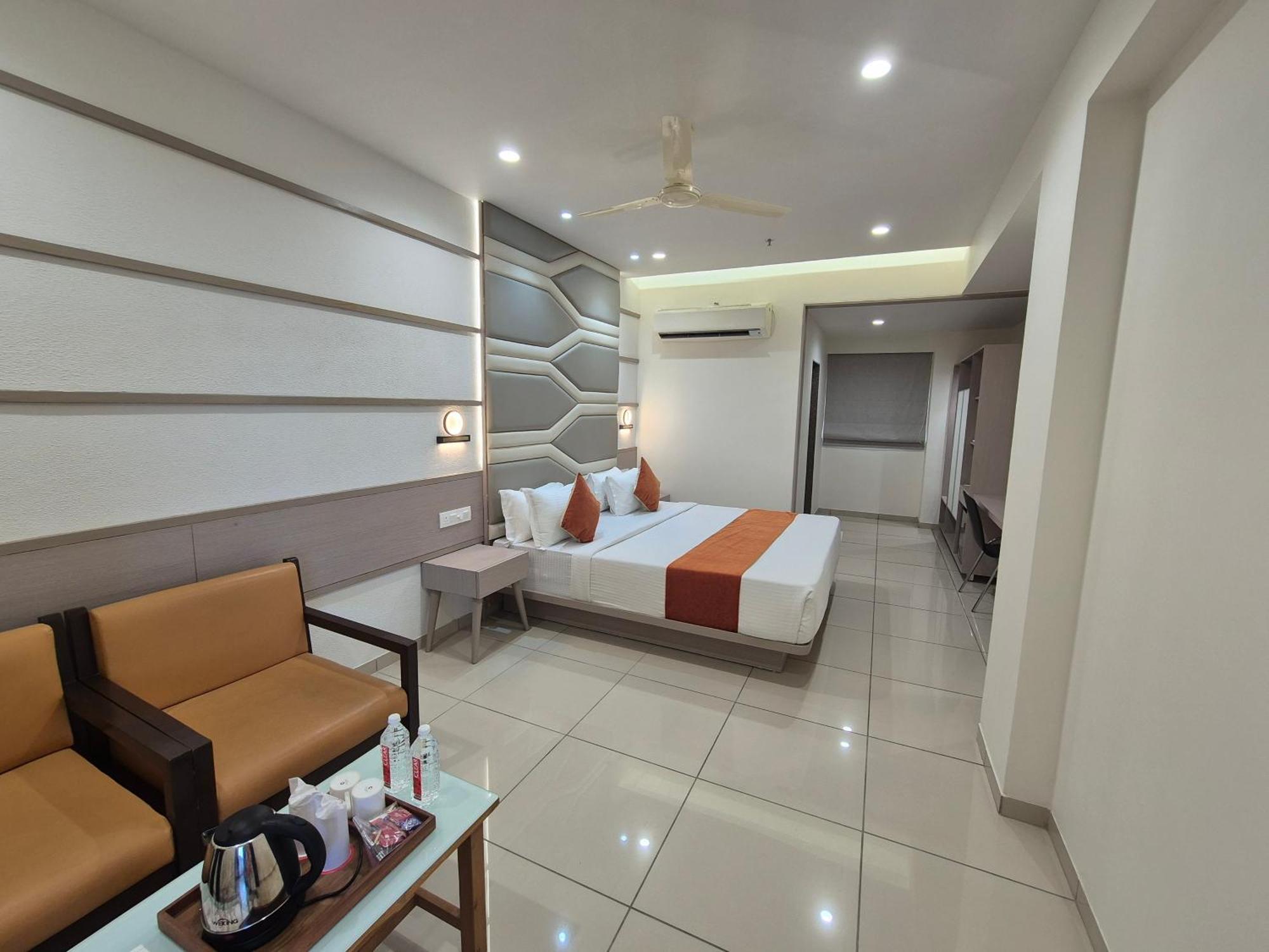 Hotel Ashray Inn Express Αχμπανταμπάντ Εξωτερικό φωτογραφία