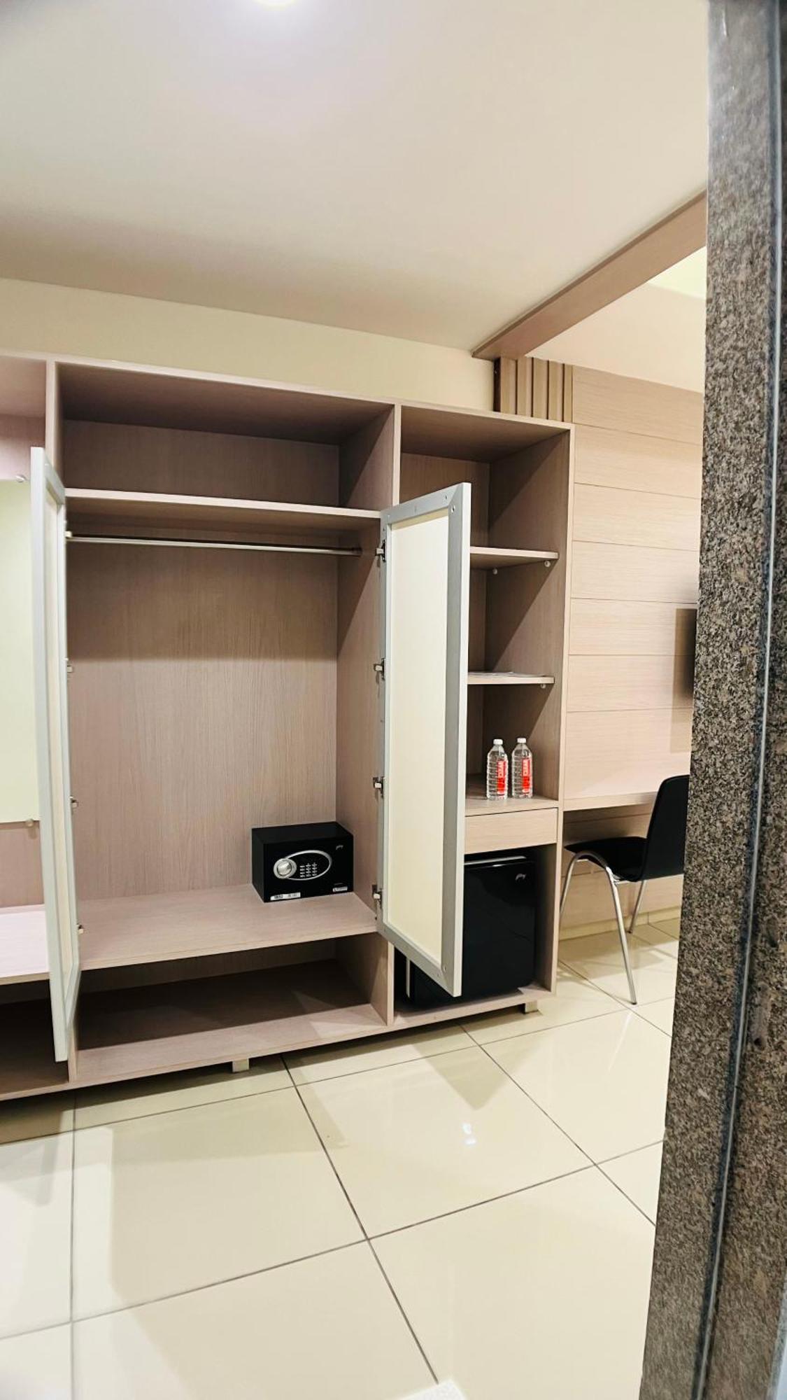 Hotel Ashray Inn Express Αχμπανταμπάντ Εξωτερικό φωτογραφία