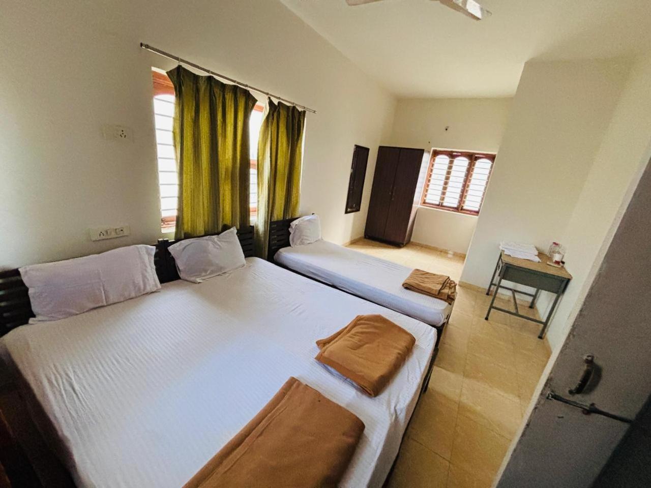 Hotel Ashray Inn Express Αχμπανταμπάντ Εξωτερικό φωτογραφία